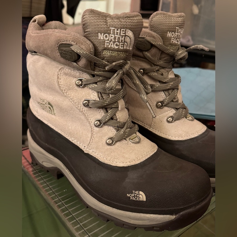 The North Face Chilkat V 400 Waterproof Two-Tone Hiking Boots in Cream and Black